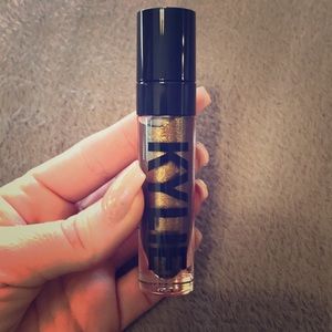 Kylie Jenner Born to sparkle eye makeup.